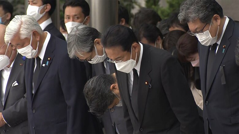 霊柩車は、首相官邸に入ると、車寄せを一周した。岸田首相や松野官房長官らが、手を合わせて見送った。