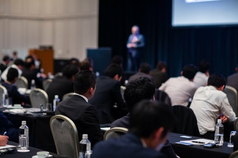 さまざまな場所で、さまざまな聴衆を相手に講演会を行ってきた（イメージ）