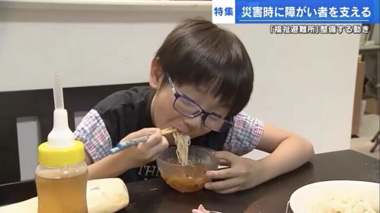 味覚が敏感なため、手作りのつゆでそうめんを食べる紫音くん