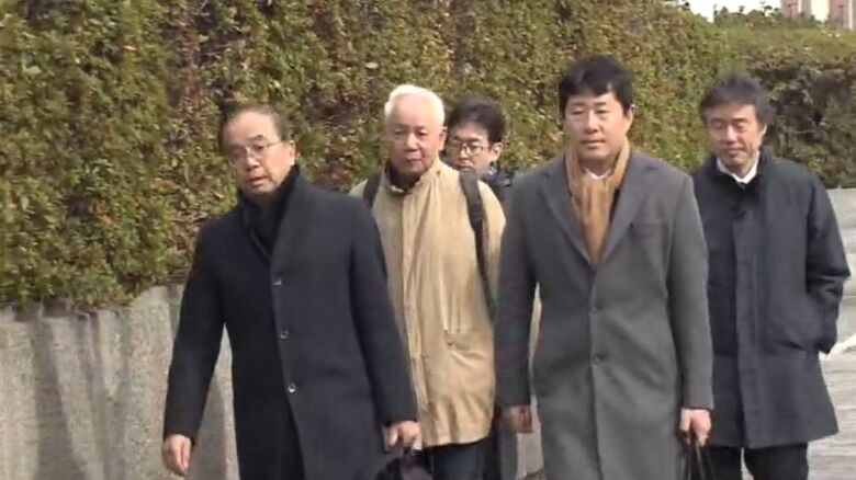 大阪高裁に入る弁護団