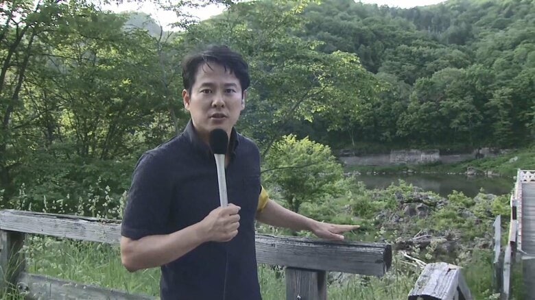 橋の欄干と同じ構造とみられる柵。高さは約1m。