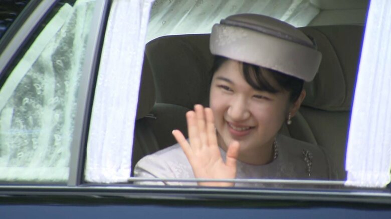 笑顔で手を振り、上皇ご夫妻のもとに向かわれた愛子さま（10月20日午前）