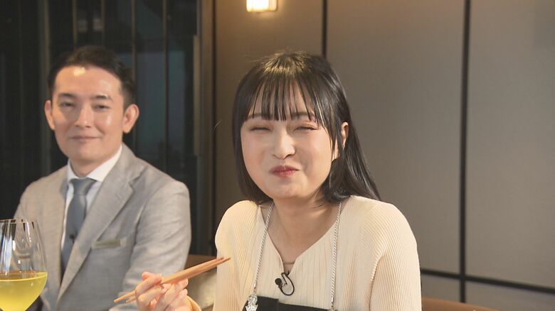 「壱岐牛」を使ったコース料理を堪能する赤木アナウンサー