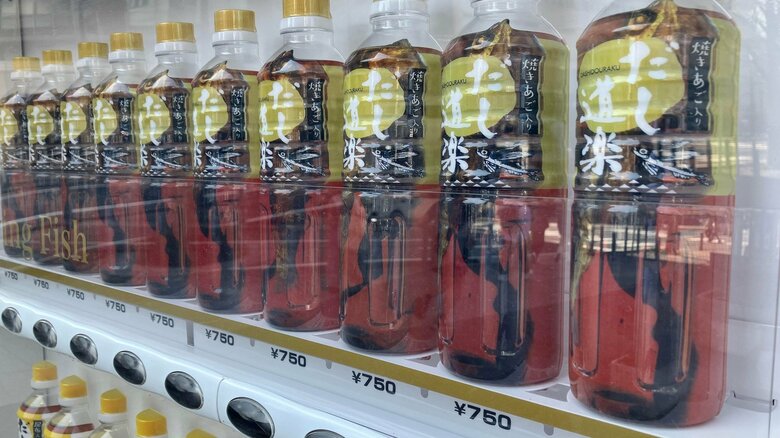 ボトルには茶色い液体と魚などが入っている（編集部撮影）