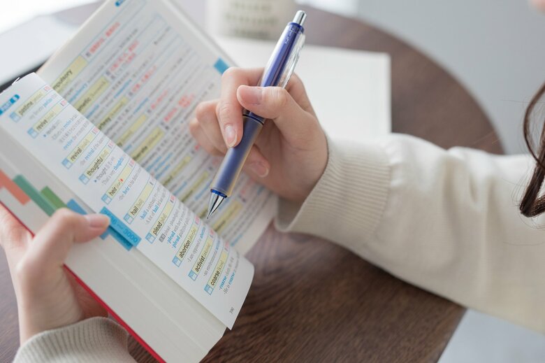 テキストを何度も読んだり下線を引いたりするのは「作業」（画像：イメージ）