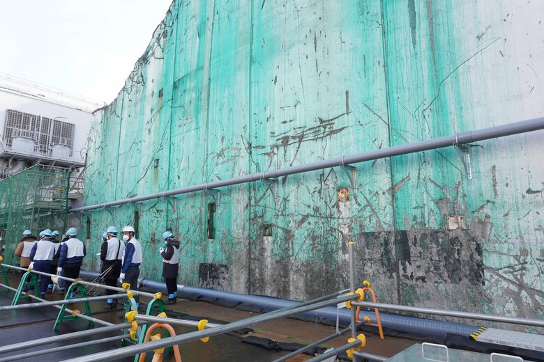 建屋にはいまだ津波や爆発による生々しい傷跡が残っている