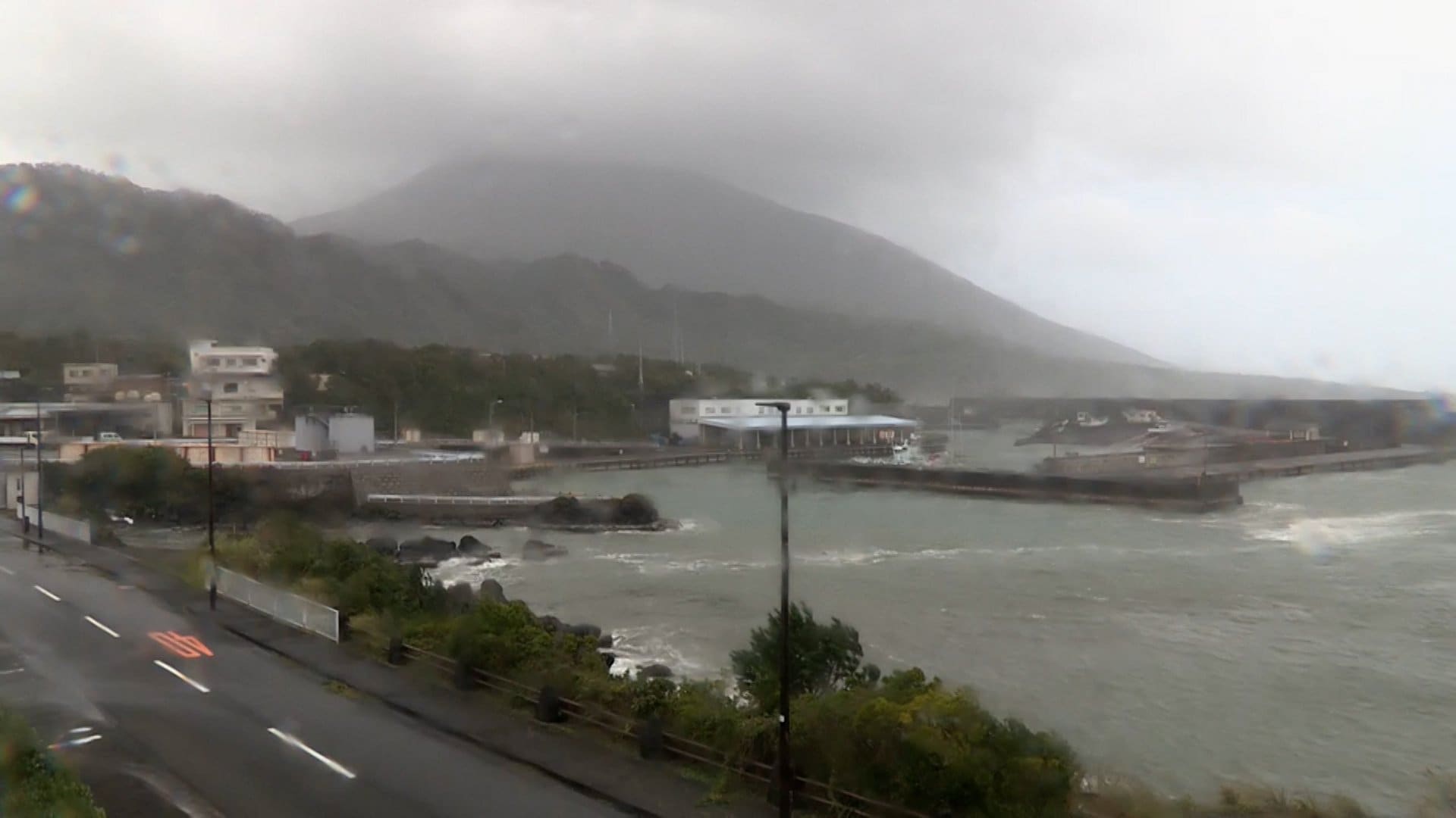 【速報】暴風特別警報を強風注意報に波浪特別警報を波浪警報に切り替え…伊豆諸島7つの町や村　八丈町の大雨特別警報は継続　台風22号