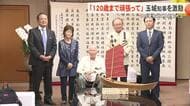 100歳の元船大工・石川善照さんが玉城知事にプレゼント　「120歳まで生きて」と激励
