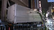 歌舞伎町でトラックが歩道に乗り上げ　荷台部分に“ポール”突き刺さる　けが人なし　東京・新宿区役所前