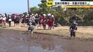 伝統の歌声・田植え唄を歌いながら子どもたちが田植え体験