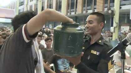 “くじ引き”が人生を左右する！アイドルも美女も参加するタイの徴兵検査