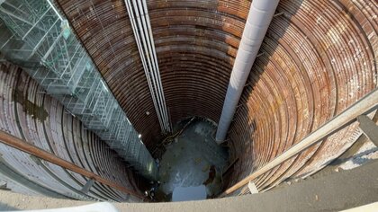 宙づりの「ミキサー車」“12階建てビル相当”の巨大な縦穴へ 北海道