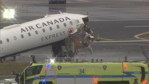 ニューヨークの空港で航空機と消防車衝突　管制官「失敗した」音声公開
