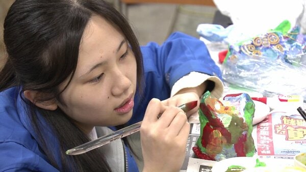 高校生の色彩彫刻が問いを投げる秋田展