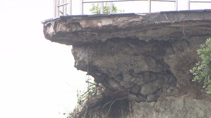 浸食が進み一部が崩落