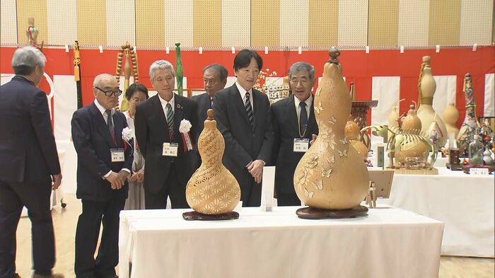 作品をご覧になる秋篠宮さま