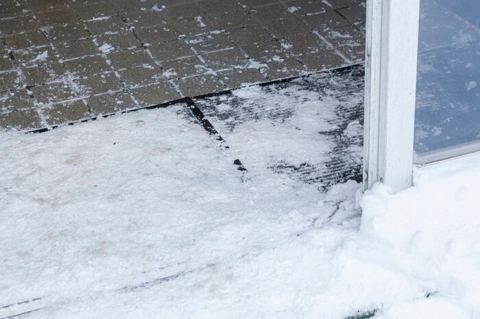 靴底についた雪を落とそう(画像はイメージ)