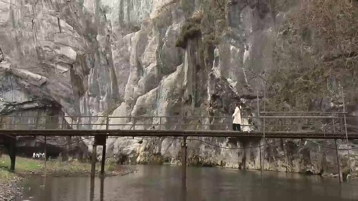 高さ124ｍもの巨大な「大猊鼻岩」