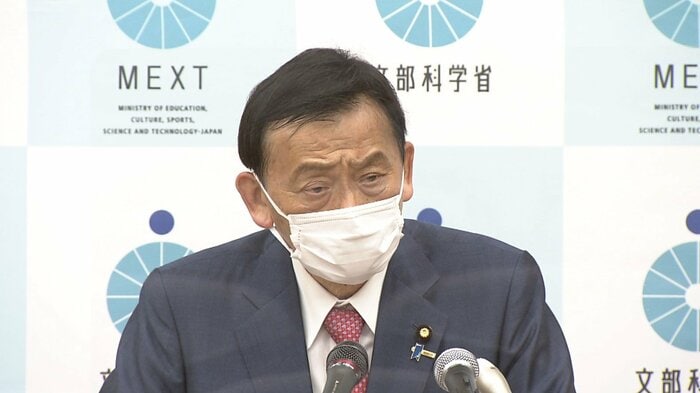閣議後の記者会見に臨む末松文科大臣(24日午前 文科省)