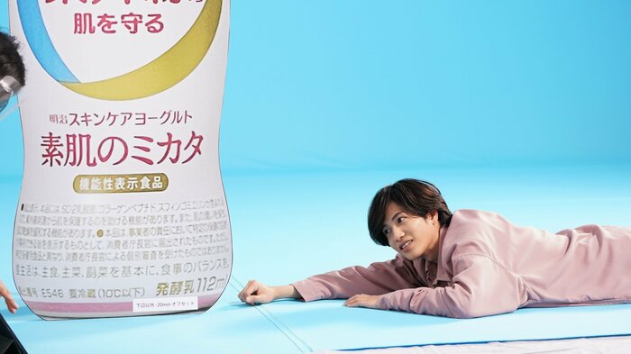 寝転ぶ志尊淳