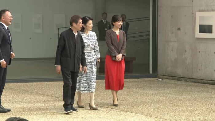 香川・直島の美術館を視察される紀子さまと佳子さま