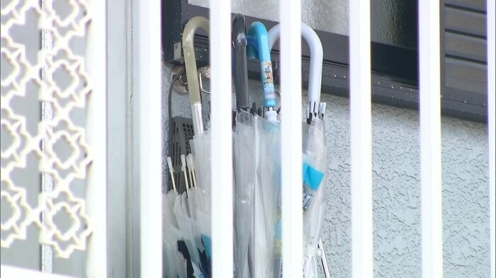 子供用の傘が置かれた現場アパート（横浜市）