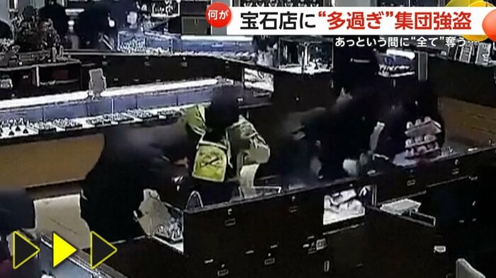 ショーケースを割り宝石を奪う強盗団