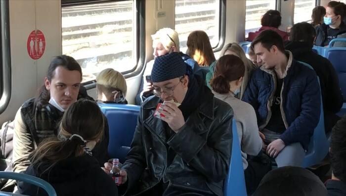 電車の中でもロシア人はマスクなし。大声で会話していて再感染への不安は尽きない(5月)