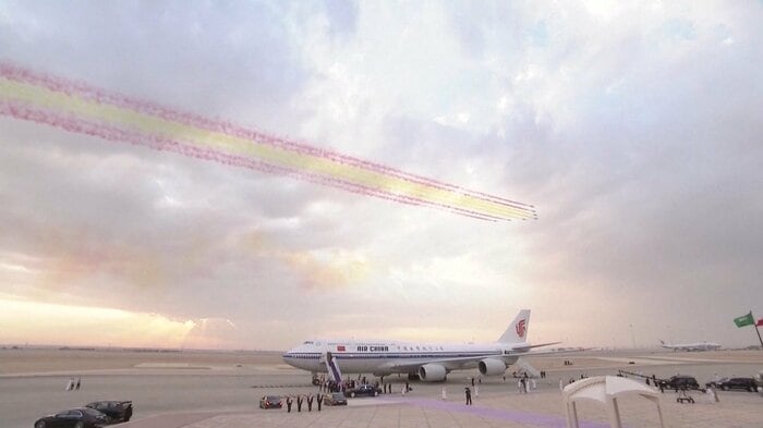 サウジ軍用機が「中国国旗」をイメージしたカラースモークで習氏を歓迎(2022年12月)