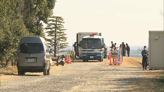 捜索の準備を進める捜査員(2月14日)