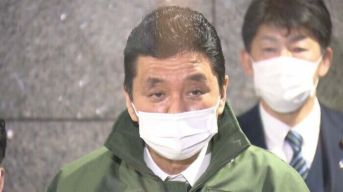 取材に応じる岸防衛大臣(午前10時すぎ 防衛省)