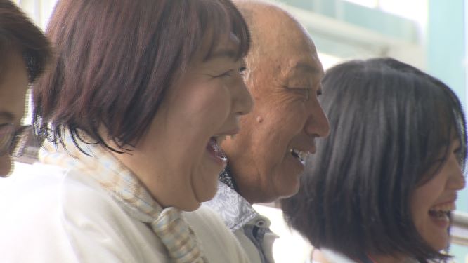 教室を見守る藤井さんの父・俊光さんと母・みちえさん