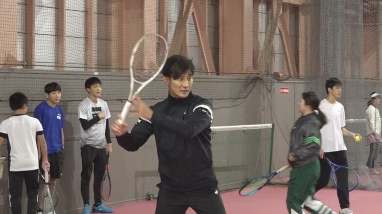 プロテニスプレーヤーが子どもたちに技術を伝授  打ち合いも「ボールの伸びが違う」新潟県上越市で交流会開催｜FNNプライムオンライン