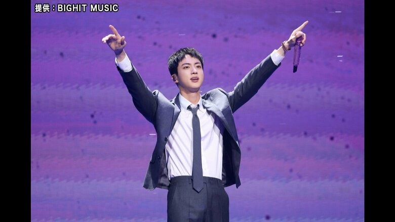 BTS・JINさんに無理矢理キスで50代日本人の女を在宅起訴　強制わいせつの罪で｜FNNプライムオンライン