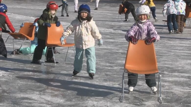 60年以上続く伝統の「校庭リンク」で初滑り　小学生がスケート授業　2年生「滑れば滑るほどうまくなれて、どんどん楽しくなってくる」｜FNNプライムオンライン