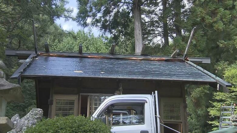 「愕然と…」神社の屋根の銅板がなくなる　何者かが盗んだか　関係者が被害届「残念極まりない」　警察が窃盗事件とみて調べる｜FNNプライムオンライン
