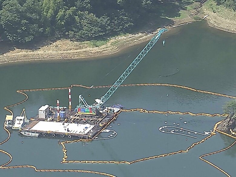 エンジン関連とみられる部品等も…自衛隊機が墜落した池でクレーンを使った機体の引き揚げ作業 事故原因を究明へ｜FNNプライムオンライン