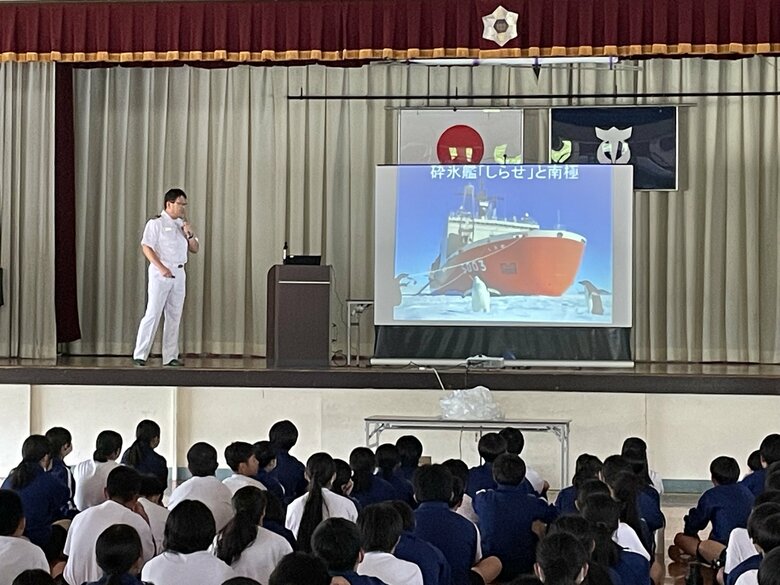 海上自衛隊・砕氷艦「しらせ」艦長が南極での活動を講演！中学生から驚きの声も　ペンギン・オーロラなど写真で紹介｜FNNプライムオンライン