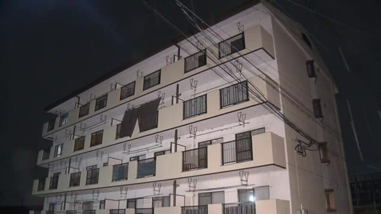 警察官が目を離した隙に…薬物事件の家宅捜索に立ち会っていた40歳男が逃走 警察が110人態勢で行方追う｜FNNプライムオンライン
