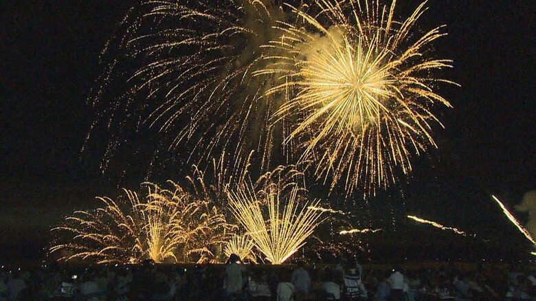 約17万人が来場!越後三大花火“海の大花火大会” 夜空と海を彩る大輪の花が見物客の笑顔照らす｜FNNプライムオンライン