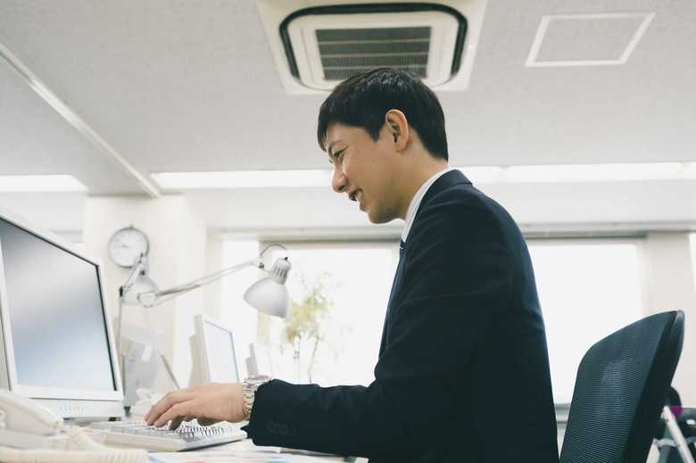 パソコンに取り付けた小型カメラが目の動きを感知してエアコンと連動(画像はイメージ)