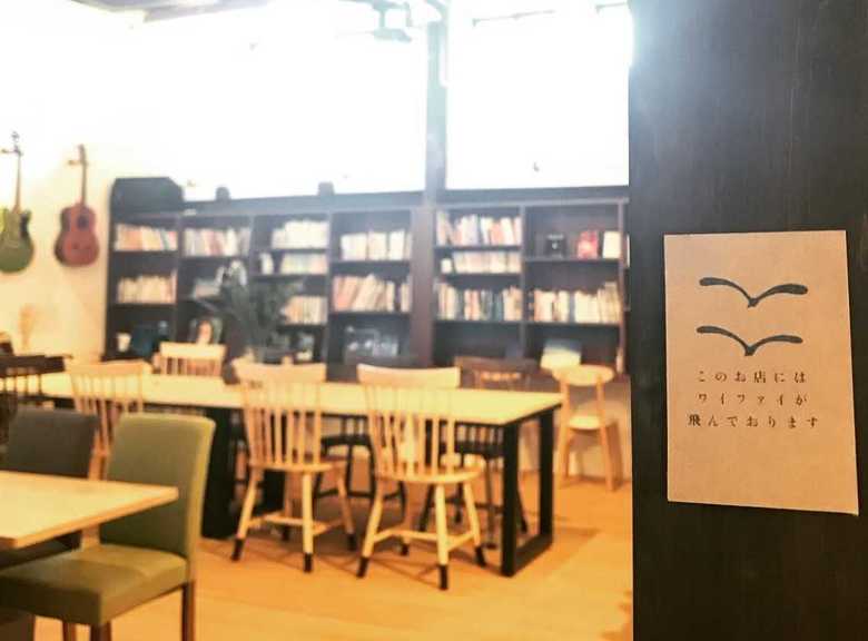 奈良店の様子。読書も楽しめるブックカフェとなっている