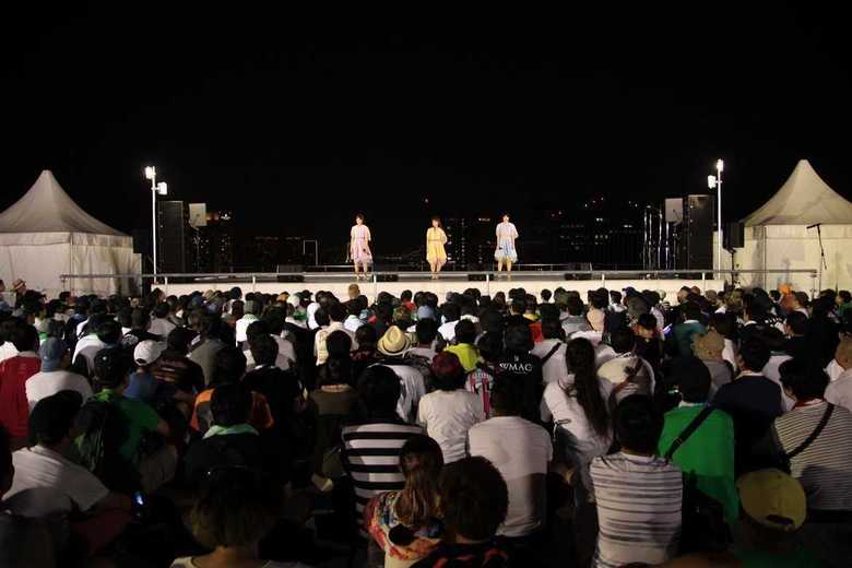 観客を座らせ「雫の輪」を披露するNegicco @SKY STAGE 5日