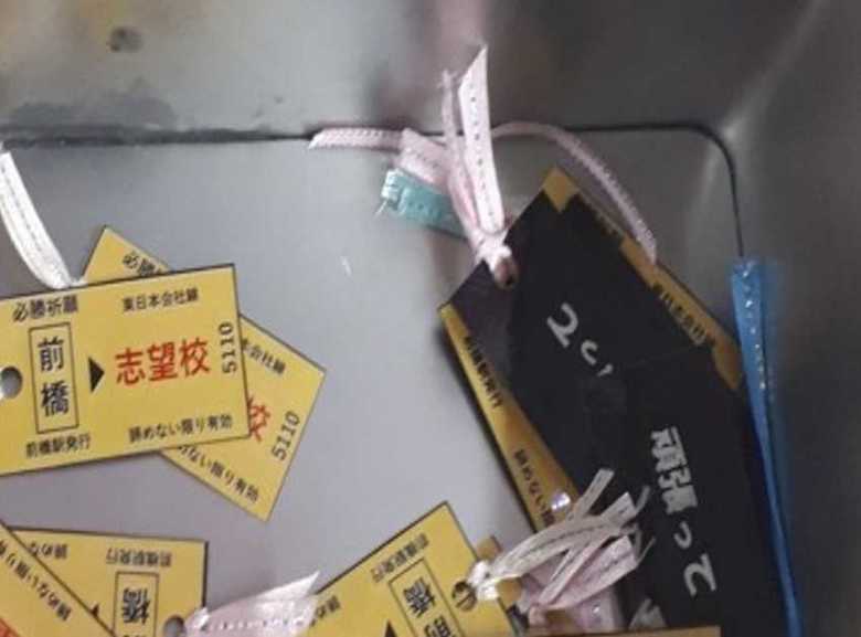 右に見えるのが裏面