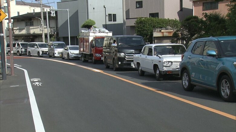 踏切前にできた車の列