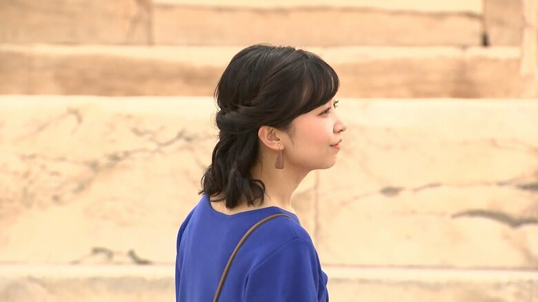 ギリシャの国旗カラー、青と白の装いでパルテノン神殿を視察された佳子さま