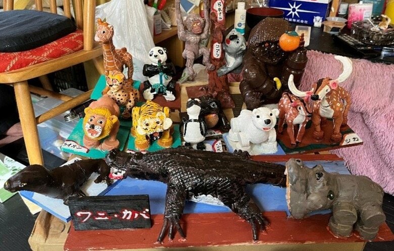 制作中の「ペットボトルアート動物園」