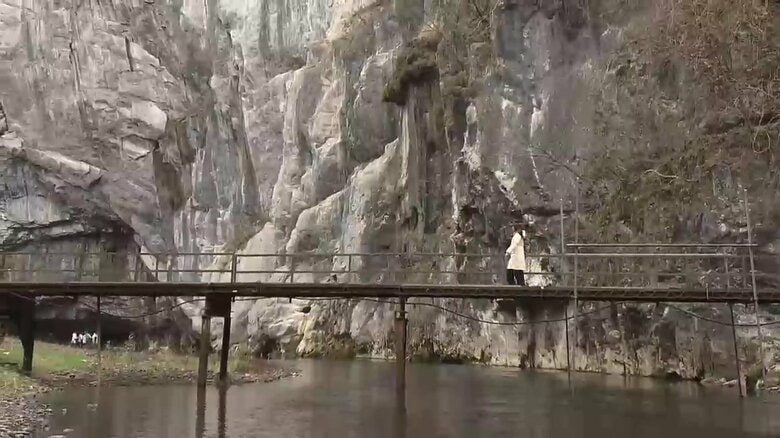 高さ124ｍもの巨大な「大猊鼻岩」