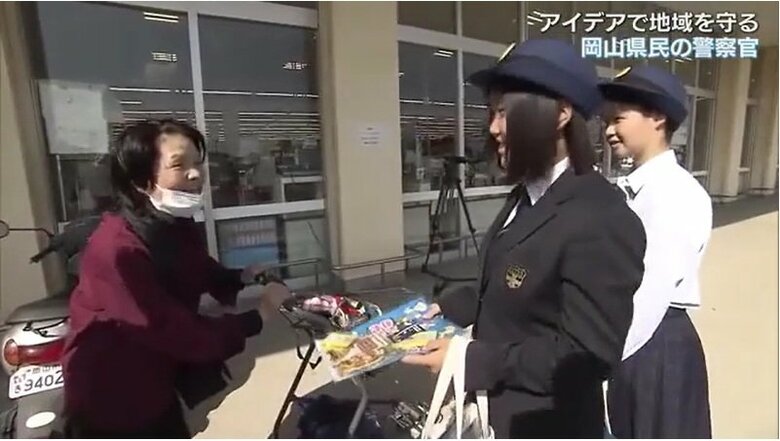 職場体験中の中学生が市民に夜光反射材を配布