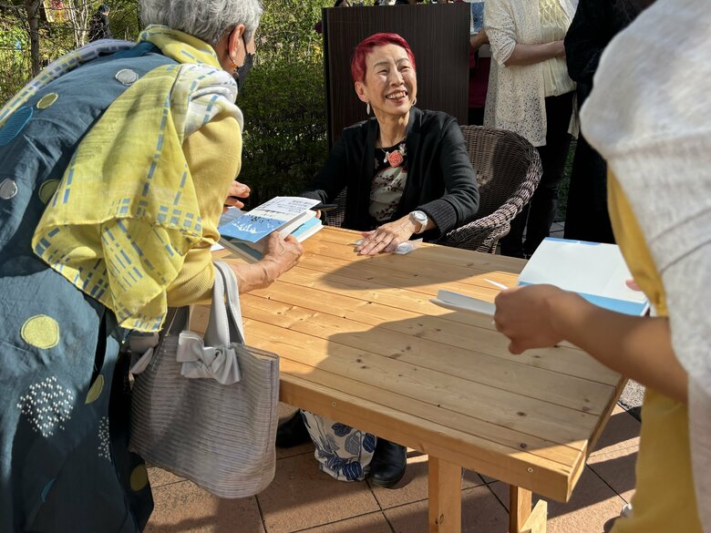 サインに応じる上野千鶴子さん
